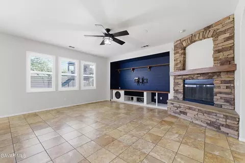Living - 911 Valerie Ln, Tehachapi, CA 93561 photo 5 of 6