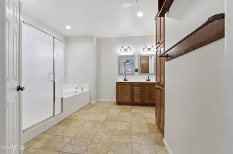 Bath - 911 Valerie Ln, Tehachapi, CA 93561 photo 2 of 4