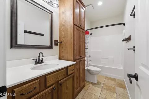 Bath - 911 Valerie Ln, Tehachapi, CA 93561 photo 1 of 4