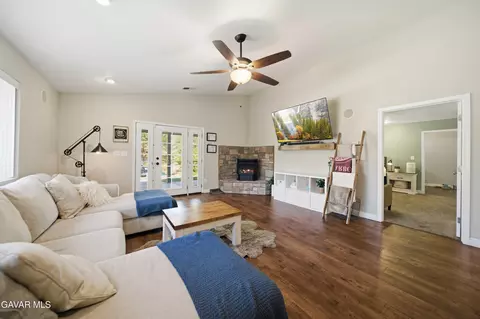 Living - 21904 Mariposa Rd, Tehachapi, CA 93561 photo 1 of 1
