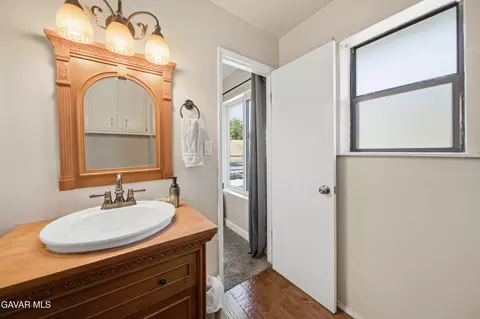 Bath - 21904 Mariposa Rd, Tehachapi, CA 93561 photo 3 of 6