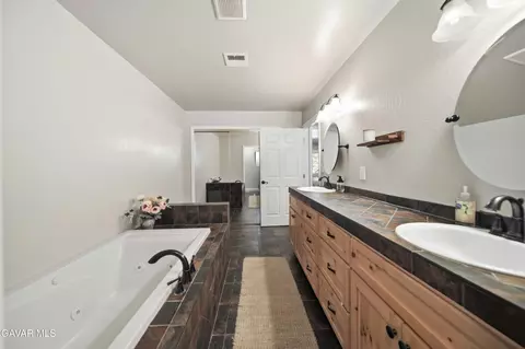 Bath - 21904 Mariposa Rd, Tehachapi, CA 93561 photo 5 of 6