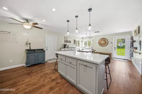Kitchen - 21904 Mariposa Rd, Tehachapi, CA 93561 photo 6 of 6