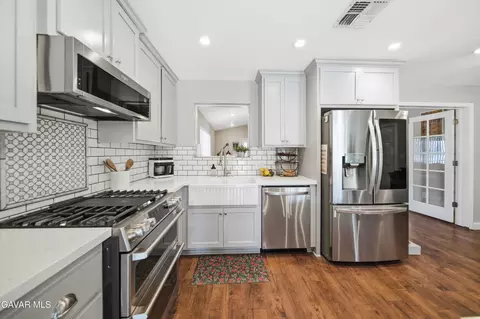 Kitchen - 21904 Mariposa Rd, Tehachapi, CA 93561 photo 3 of 6