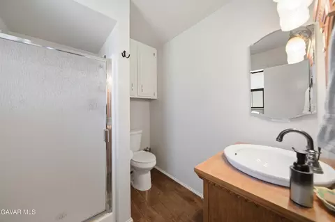 Bath - 21904 Mariposa Rd, Tehachapi, CA 93561 photo 2 of 6
