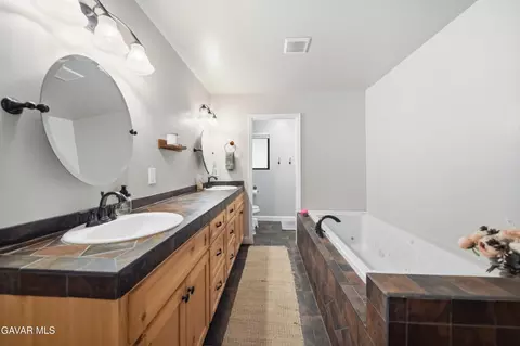 Bath - 21904 Mariposa Rd, Tehachapi, CA 93561 photo 4 of 6