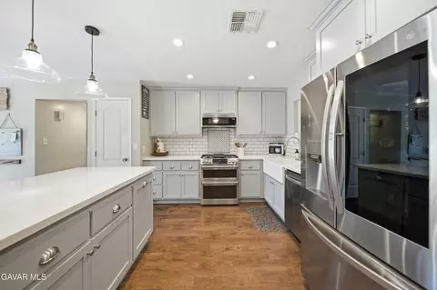 Kitchen - 21904 Mariposa Rd, Tehachapi, CA 93561 photo 2 of 6