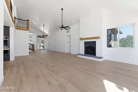 Living - 28460 Ridgeview Ct, Tehachapi, CA 93561 photo 4 of 8