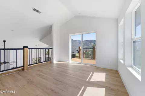 Living - 28460 Ridgeview Ct, Tehachapi, CA 93561 photo 5 of 8
