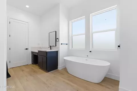 Bath - 28460 Ridgeview Ct, Tehachapi, CA 93561 photo 2 of 3
