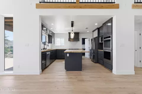 Kitchen - 28460 Ridgeview Ct, Tehachapi, CA 93561 photo 4 of 4