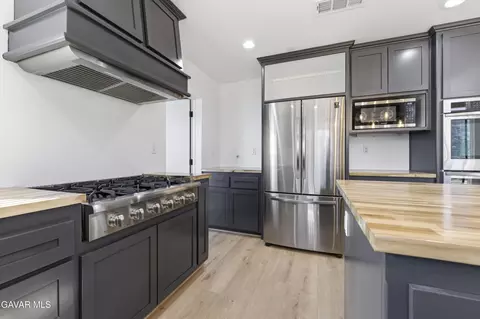 Kitchen - 28460 Ridgeview Ct, Tehachapi, CA 93561 photo 3 of 4