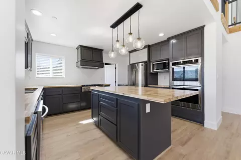 Kitchen - 28460 Ridgeview Ct, Tehachapi, CA 93561 photo 2 of 4
