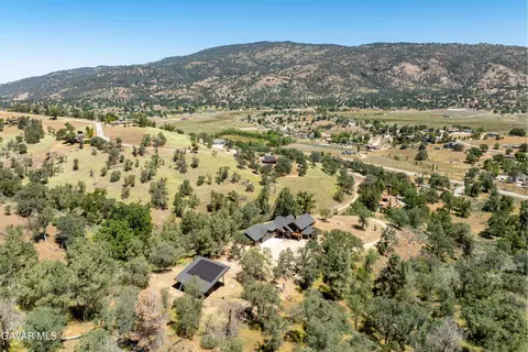 View/Area - 28460 Ridgeview Ct, Tehachapi, CA 93561 photo 2 of 4