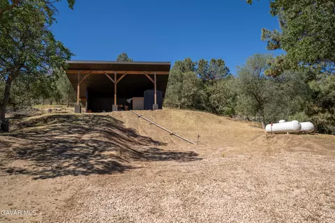 Exterior - 28460 Ridgeview Ct, Tehachapi, CA 93561 photo 9 of 10