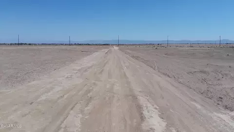 67 Th St W, Rosamond, CA 93560