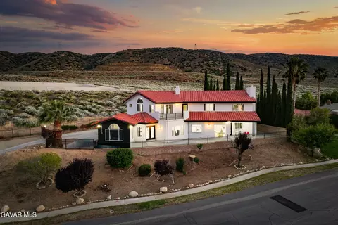6710 Sycamore Ln, Palmdale, CA 93551