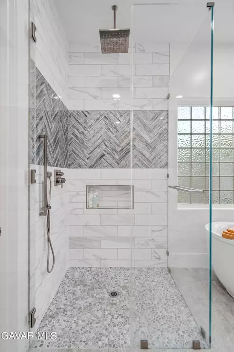 Bath - 2738 Parton Cir, Lancaster, CA 93536 photo 3 of 7