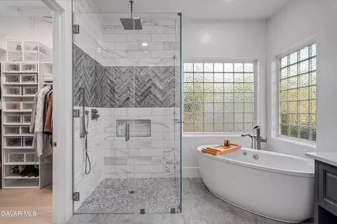 Bath - 2738 Parton Cir, Lancaster, CA 93536 photo 2 of 7