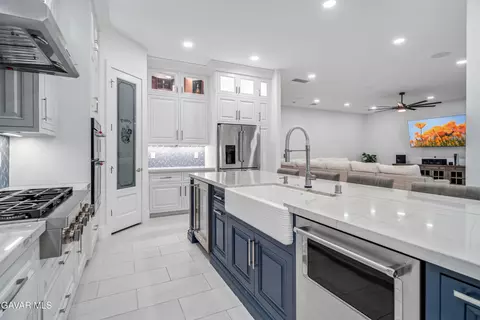 Kitchen - 2738 Parton Cir, Lancaster, CA 93536 photo 4 of 7