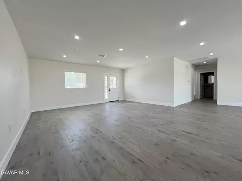 Living - 9737 E Avenue Q-4, Littlerock, CA 93543 photo 2 of 10