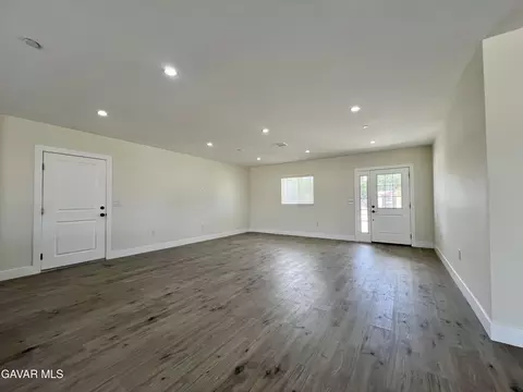 Living - 9737 E Avenue Q-4, Littlerock, CA 93543 photo 3 of 10