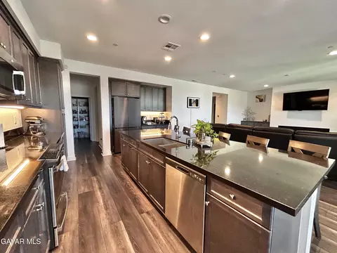 Kitchen - 39186 Pinto Ct, Palmdale, CA 93551 photo 9 of 10