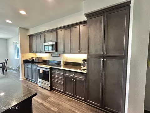Kitchen - 39186 Pinto Ct, Palmdale, CA 93551 photo 6 of 10