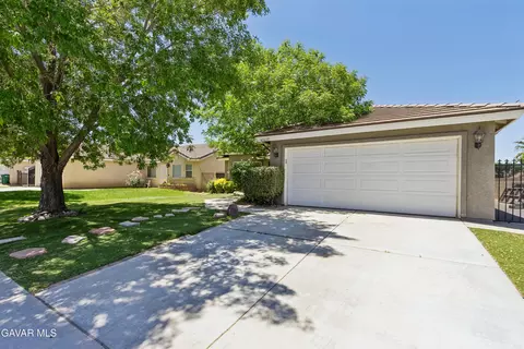 Exterior - 43637 6th St, Lancaster, CA 93535 photo 2 of 7