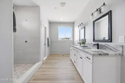 Bath - 20112 Clubview Dr, Tehachapi, CA 93561 photo 1 of 5