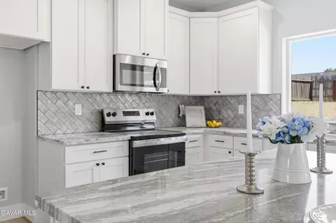 Kitchen - 20112 Clubview Dr, Tehachapi, CA 93561 photo 3 of 3