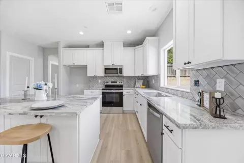 Kitchen - 20112 Clubview Dr, Tehachapi, CA 93561 photo 2 of 3