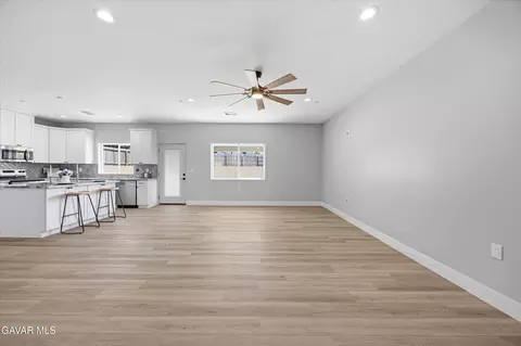Living - 20112 Clubview Dr, Tehachapi, CA 93561 photo 4 of 5