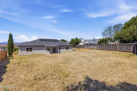 Exterior - 20112 Clubview Dr, Tehachapi, CA 93561 photo 7 of 8