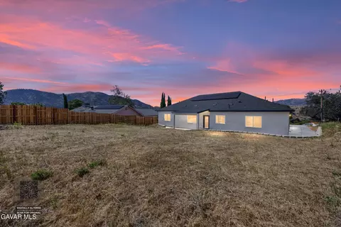Exterior - 20112 Clubview Dr, Tehachapi, CA 93561 photo 2 of 8