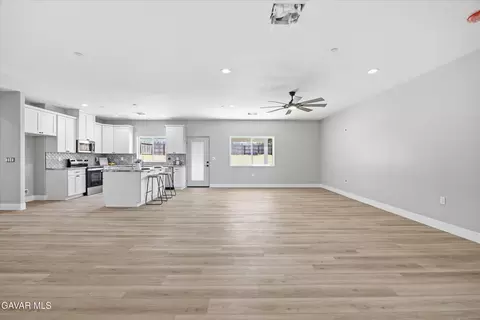 Living - 20112 Clubview Dr, Tehachapi, CA 93561 photo 1 of 5