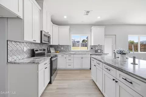 Kitchen - 20112 Clubview Dr, Tehachapi, CA 93561 photo 1 of 3