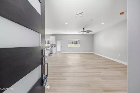 Entry Way - 20112 Clubview Dr, Tehachapi, CA 93561 photo 1 of 2