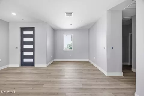 Living - 20112 Clubview Dr, Tehachapi, CA 93561 photo 2 of 5