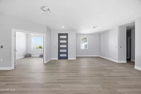 Living - 20112 Clubview Dr, Tehachapi, CA 93561 photo 3 of 5