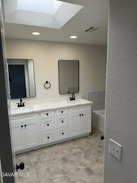 Bath - 5311 Windcrest Ct, Palmdale, CA 93551 photo 8 of 8