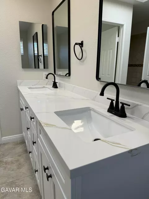 Bath - 5311 Windcrest Ct, Palmdale, CA 93551 photo 5 of 8