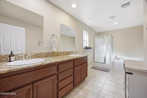 Bath - 17820 Bold Venture Dr, Tehachapi, CA 93561 photo 1 of 3