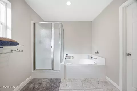 Bath - 17820 Bold Venture Dr, Tehachapi, CA 93561 photo 2 of 3