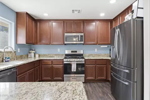 Kitchen - 17820 Bold Venture Dr, Tehachapi, CA 93561 photo 2 of 5