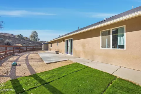 Exterior - 17820 Bold Venture Dr, Tehachapi, CA 93561 photo 7 of 9