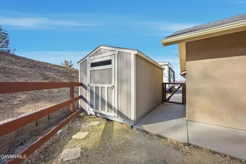 Exterior - 17820 Bold Venture Dr, Tehachapi, CA 93561 photo 8 of 9