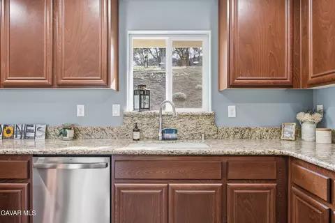 Kitchen - 17820 Bold Venture Dr, Tehachapi, CA 93561 photo 5 of 5