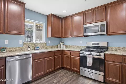 Kitchen - 17820 Bold Venture Dr, Tehachapi, CA 93561 photo 4 of 5