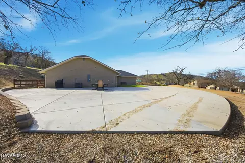 Exterior - 17820 Bold Venture Dr, Tehachapi, CA 93561 photo 4 of 9